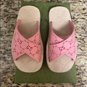 Gucci pink sliders